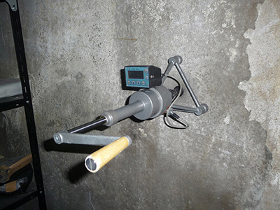 Использование метода проверки прочности бетона со скалыванием